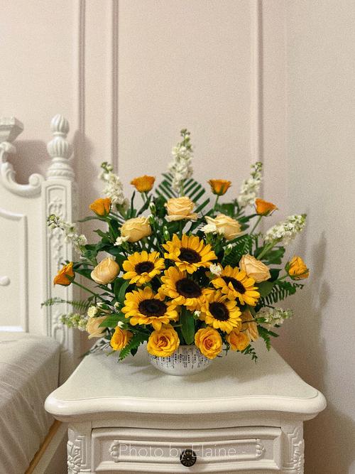 百合花搭配向日葵小雏菊插花_百合向日葵花束爆火，纯洁忠诚爱意浓！