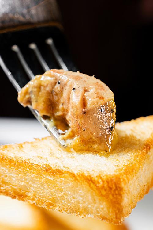 法式鹅肝酱配烤面包图片_细腻配烤面包，白葡萄酒绝配