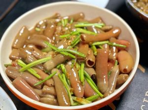 韭香海肠的正宗做法_韭菜炒海肠，鲜美弹韧！