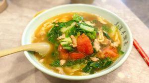 上海正宗青菜肉丝面的做法_家常青菜肉丝面，笨猪肉鲜嫩，汤面分离保原味！