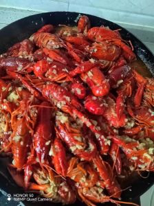 蒜泥小龙虾的家常做法_金蒜爆炒小龙虾，鲜香浓郁，汤汁浓郁，美味可口！