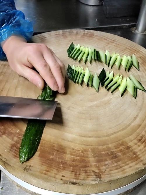 黄瓜菱形切法图解_切菱形黄瓜片，简单好看！