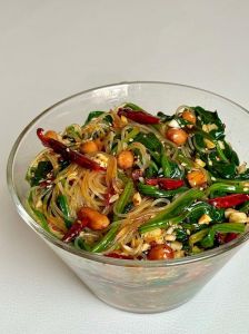 陈醋菠菜花生米的做法_陈醋菠菜拌花生，香脆可口好滋味！