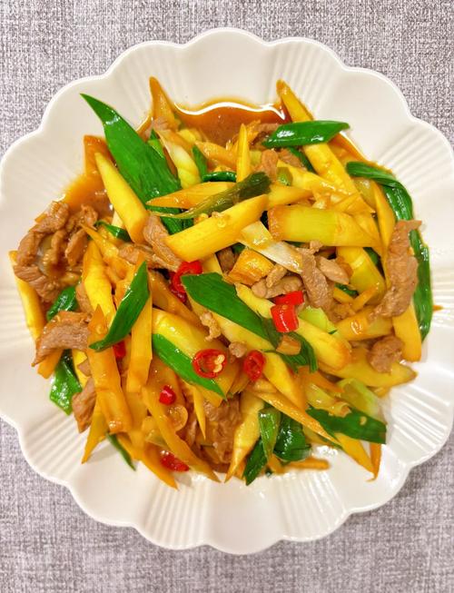 笋炒肉的做法_切片厚薄，热油快炸肉变色，焯笋加盐油冲冰水，大火后加水焖，调料准，蒜苗后炒翠绿