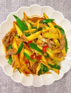 笋炒肉的做法_切片厚薄，热油快炸肉变色，焯笋加盐油冲冰水，大火后加水焖，调料准，蒜苗后炒翠绿