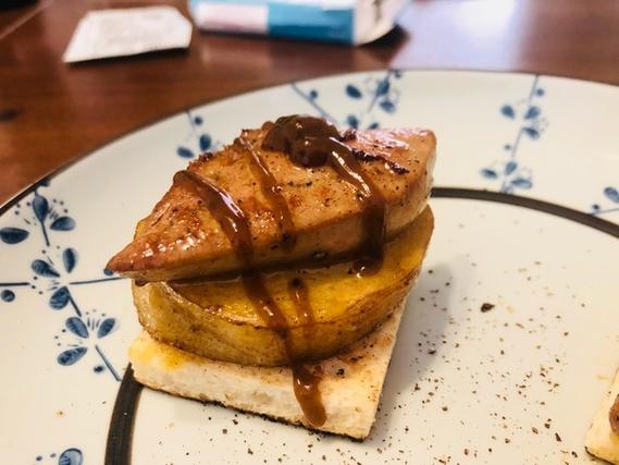 法式鹅肝酱配烤面包图片_细腻配烤面包，白葡萄酒绝配