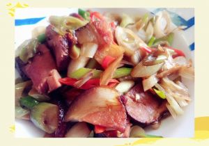 用大葱炒腊肉怎么炒_大葱炒腊肉，葱白先炒加豆瓣酱，放葱绿快炒