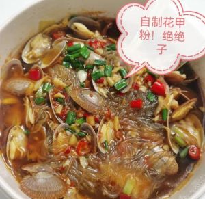 花甲粉丝煲的家常做法_花甲粉丝蒜蓉煲，酸辣鲜美又接地气