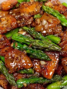 芦笋炒肉的家常做法_焯水炒芦笋肉丝，脆嫩可口做法