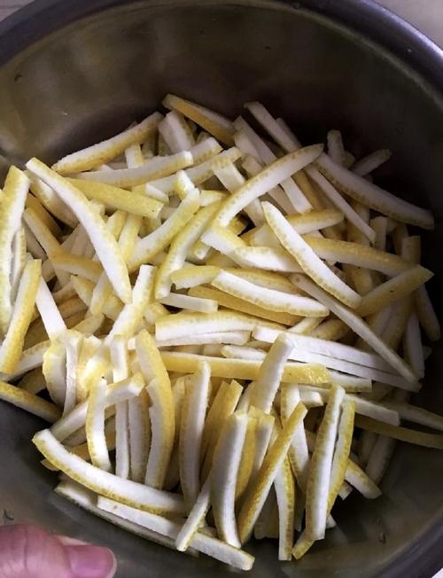 腌柚子皮的做法_柚子皮咸菜腌制方法，简单又美味！