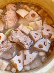 藕包饺子要焯水吗_藕包饺子要不要焯水？看喜好，不焯脆甜