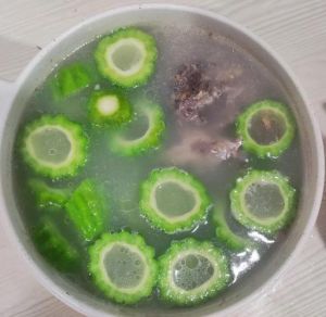 猪骨苦瓜汤正宗做法_暖心暖胃，简单易做