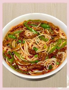 青豆肉丝面的家常做法_家常美味，清爽不腻