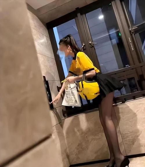 黑丝美女与大坤激烈争执事件引发网友热议 黑丝美女与大坤激烈争执事件引发网友热议