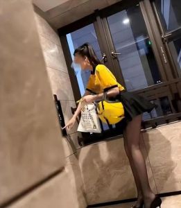 黑丝美女与大坤激烈争执事件引发网友热议