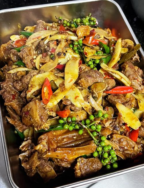 川味姜爆鸭子的做法_麻辣鲜香秘制，仔姜中和凉性