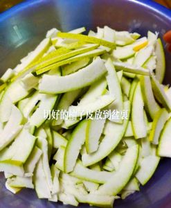 江西柚子皮腌制的正宗做法_江西腌柚子皮，清洗去涩入味，简单易学！