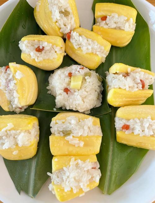 糯米菠萝饭正宗做法_蒸菠萝糯米饭，水米11，中火蒸40分钟，留盖入味