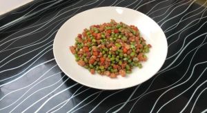 青豌豆炒肉丁的做法_肉丁豌豆焖煮，不焯水也可做
