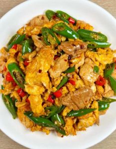 菜椒炒鸡蛋的做法步骤_菜椒炒鸡蛋，家常美味，简单营养！