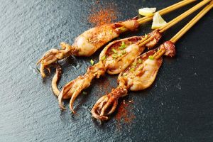 烤鱿鱼怎么判断熟没熟_烤鱿鱼熟不熟？看颜色形态，切开测温最靠谱！