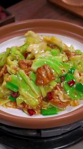 家常干锅包菜的做法_爆炒包菜梗，下饭神器！