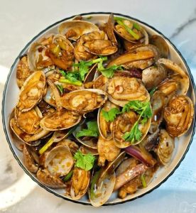 辣炒嘎啦(蛤蜊)的做法_嘎啦炒制小窍门，香辣鲜美易上手