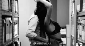 4v1被摁在床上扒腿开：动作细节与技巧解析