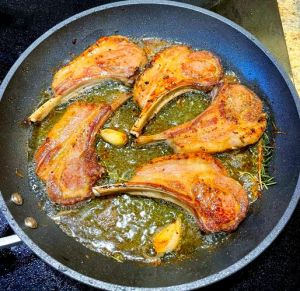 烤箱版烤羊排的做法大全_家常烤箱烤羊排，外焦里嫩超简单！