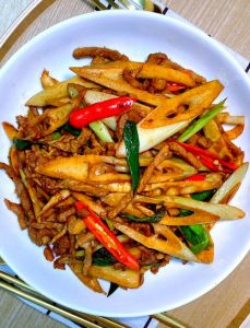 笋炒肉做法_春笋炒肉片，鲜嫩美味家常菜