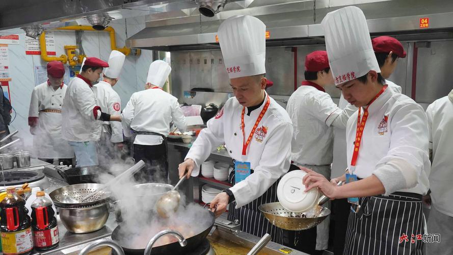 猛男怼小鲜肉视频炒菜展示厨艺对决，激烈比拼展现不同风格的烹饪魅力