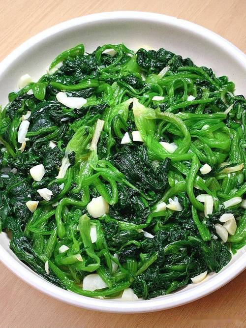 菠菜怎么烧不涩口_焯水加盐，快炒加酸！