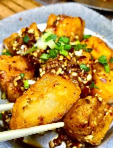 锅巴小土豆做法_铸铁锅煎高山土豆，外脆内软锅巴香