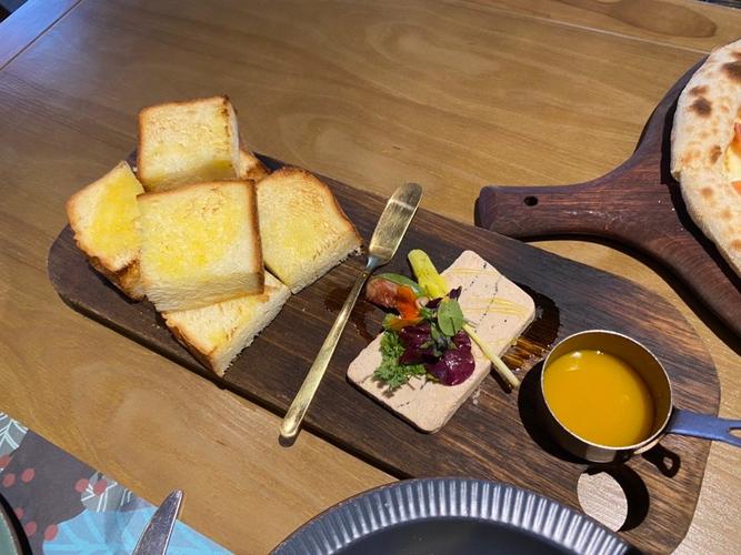 法式鹅肝酱配烤面包图片_细腻配烤面包，白葡萄酒绝配