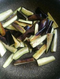 茄子炒多长时间能熟_炒茄子时间看厚薄，薄则快熟，厚则慢