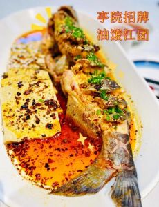 油泼鲤鱼的家常做法_家常油泼鲤鱼，鲜嫩香辣味美！