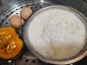 老式蒸饭的做法及步骤_冷水半熟更香甜养生