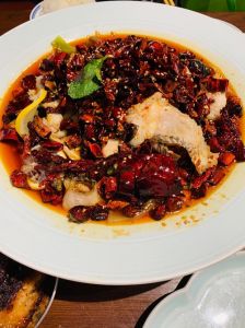 油泼子鱼的做法_鲜鲤鱼炖肥肉，香辣入味，下饭绝配！