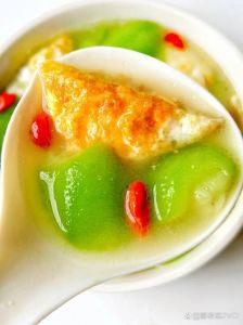 丝瓜皮蛋汤做法_丝瓜皮蛋清汤，清爽解腻，鲜美可口！