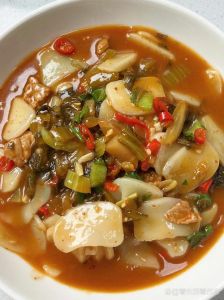 酸辣肉丝汤的家常做法_家常酸辣汤，简单美味，酸辣开胃！