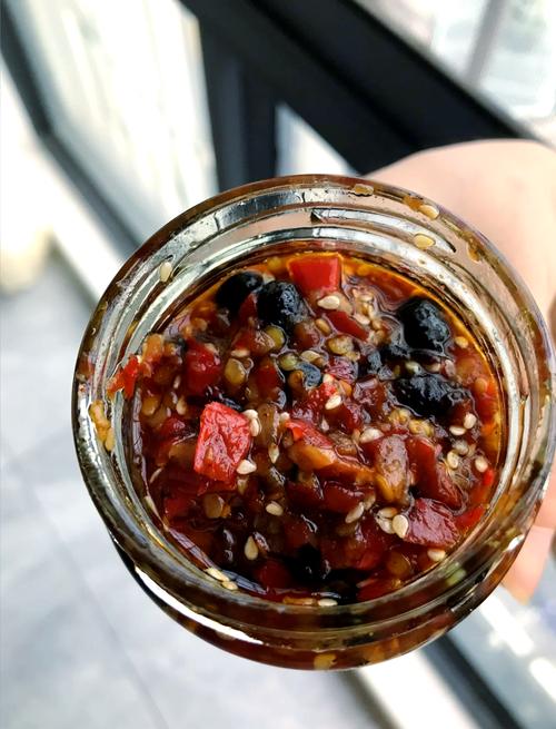 制作辣椒酱做法_密封发酵做辣酱，淋油隔绝防变质