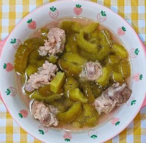 家常苦瓜排骨汤的做法_苦瓜排骨汤，减苦清爽，先苦后甜！