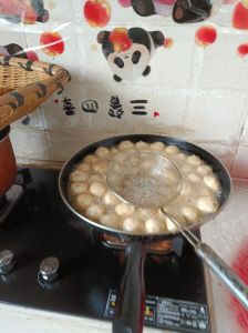 炸鱼丸子的家常做法_家常炸鱼丸，外酥里嫩，做法简单！