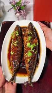 红烧鲅鱼正宗做法_新鲜鱼煎炖，加调料香菜收汁