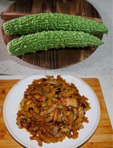 苦瓜炒肉的家常做法_家常苦瓜炒肉，鲜香微苦，简单又营养！
