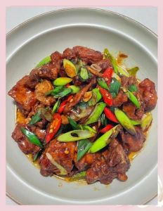 排骨放啤酒的正确方法_啤酒排骨煎金黄，啤酒炖烂增香