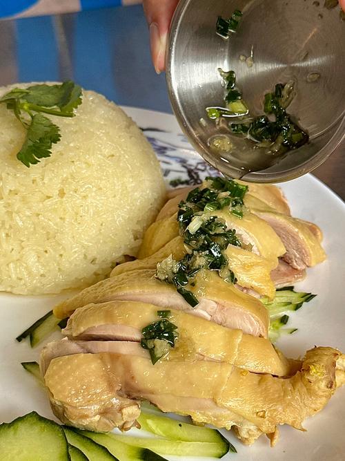 正宗海南鸡饭的做法_鲜嫩文昌鸡配鸡油饭,蘸料风味佳 正宗海南鸡饭的做法_鲜嫩文昌鸡配鸡油饭,蘸料风味佳