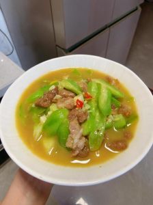丝瓜炒肉片做法_清爽丝瓜炒肉片，家常菜简单美味！