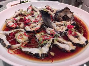 清蒸鲟鱼最简单做法_清蒸鲟鱼去腥入味，椒葱增香做法