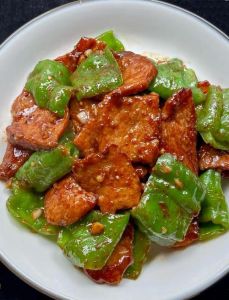 家常青椒炒肉片的做法_干煸青椒肉丝，快炒入味好滋味！